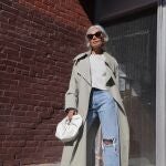 Grece Ghanem con pantalones vaqueros rotos.