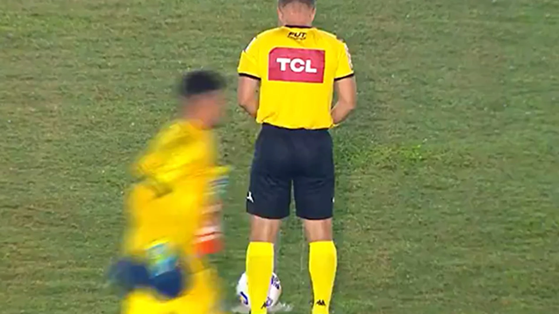El árbitro Dênis da Siva Ribeiro Serafim orina antes de empezar el Boavista-Goiás.