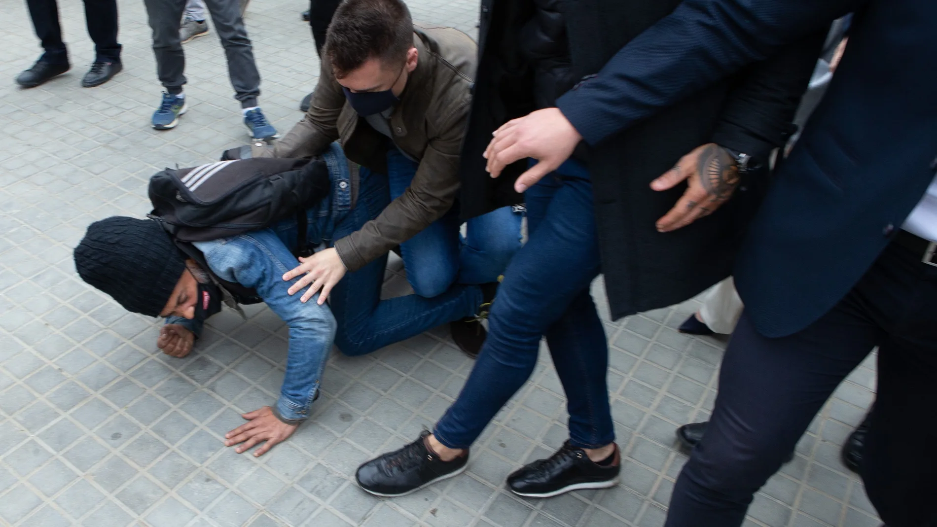 Agentes de los Mossos d'Esquadra reducen a un manifestante que increpaba al líder de Vox, Santiago Abascal y el cabeza de lista por Vox, Ignacio Garriga a su llegada al Parlamento de Cataluña.
