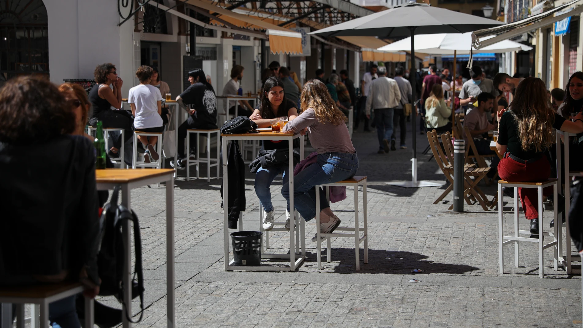 Personas en la terraza de un bar en Sevilla
