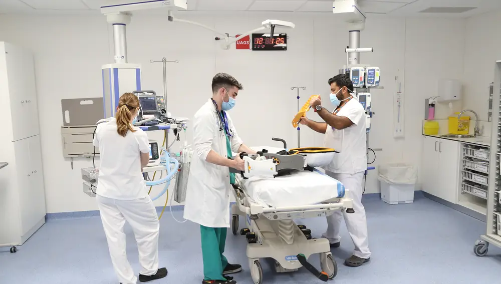 Un equipo médico trabajando en uno de los tres recientemente estrenados box de críticos