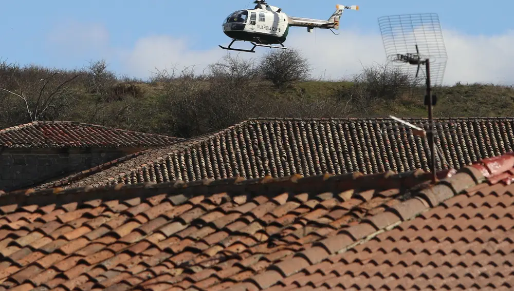 Efectivos de la guardia civil rastrean los alrededores de Villanueva de Henares en búsqueda del presunto asesino