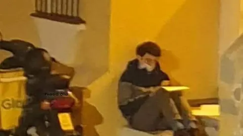 La foto viral del rider malagueño realizada por el agente Pedro G. Díaz bajo el título "Hay esperanza", comparando su actitud con los disturbios de Barcelona