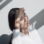 Una mujer cubriéndose del sol.