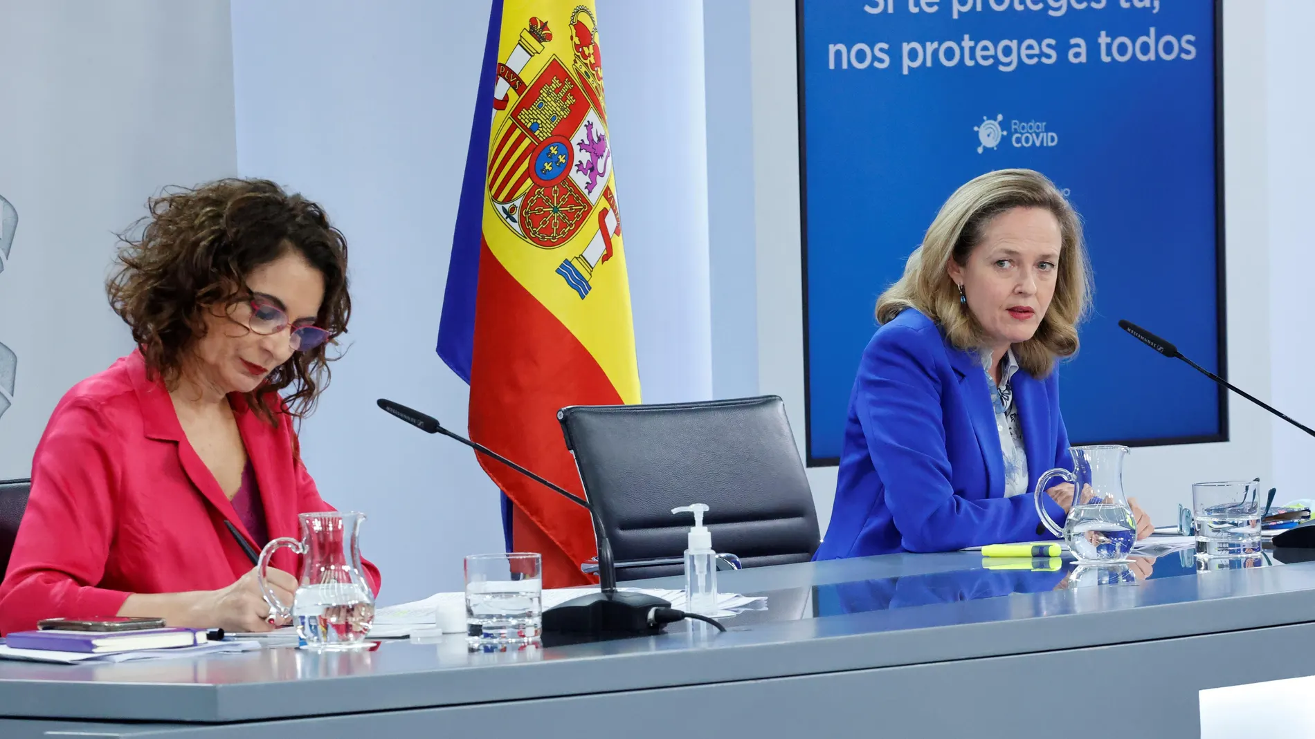 La ministra de Hacienda y portavoz del Gobierno, María Jesús Montero, y la vicepresidenta de Asuntos Económicos, Nadia Calviño, dan una rueda de prensa tras la reunión extraordinaria del Consejo de Ministros, este viernes en Madrid