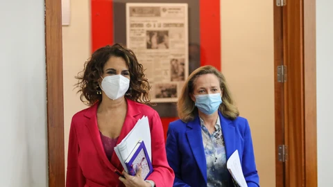La ministra portavoz y ministra de Hacienda, María Jesús Montero (i); y la vicepresidenta tercera y ministra de Asuntos Económicos y Transformación Digital, Nadia Calviño, antes de anunciar el nuevo plan
