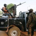 Un soldado sentado en uno de los camiones utilizados para traer de regreso a las niñas que fueron secuestradas en un internado en el estado de Zamfara, en el noroeste de Nigeria