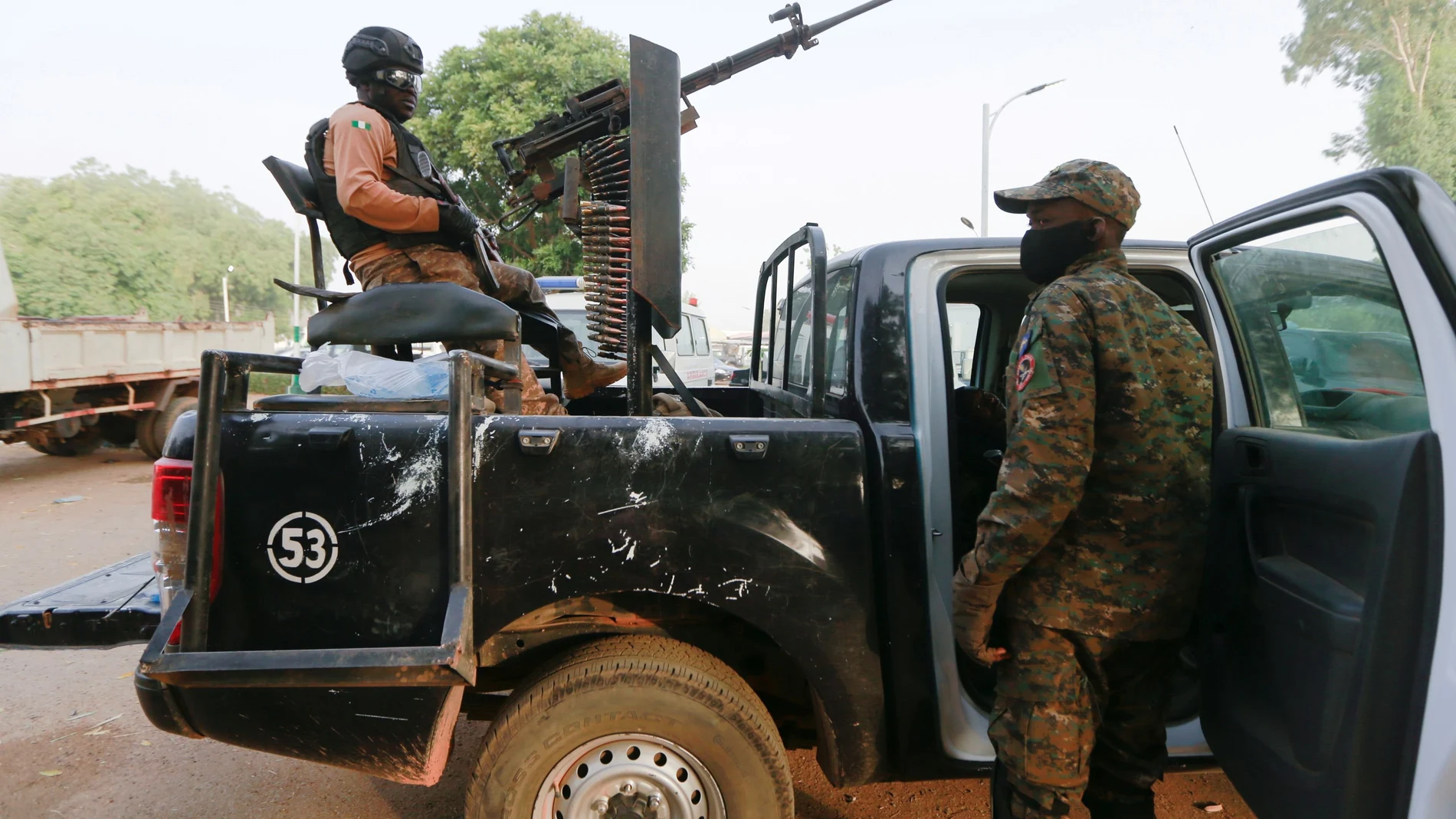 Un soldado sentado en uno de los camiones utilizados para traer de regreso a las niñas que fueron secuestradas en un internado en el estado de Zamfara, en el noroeste de Nigeria