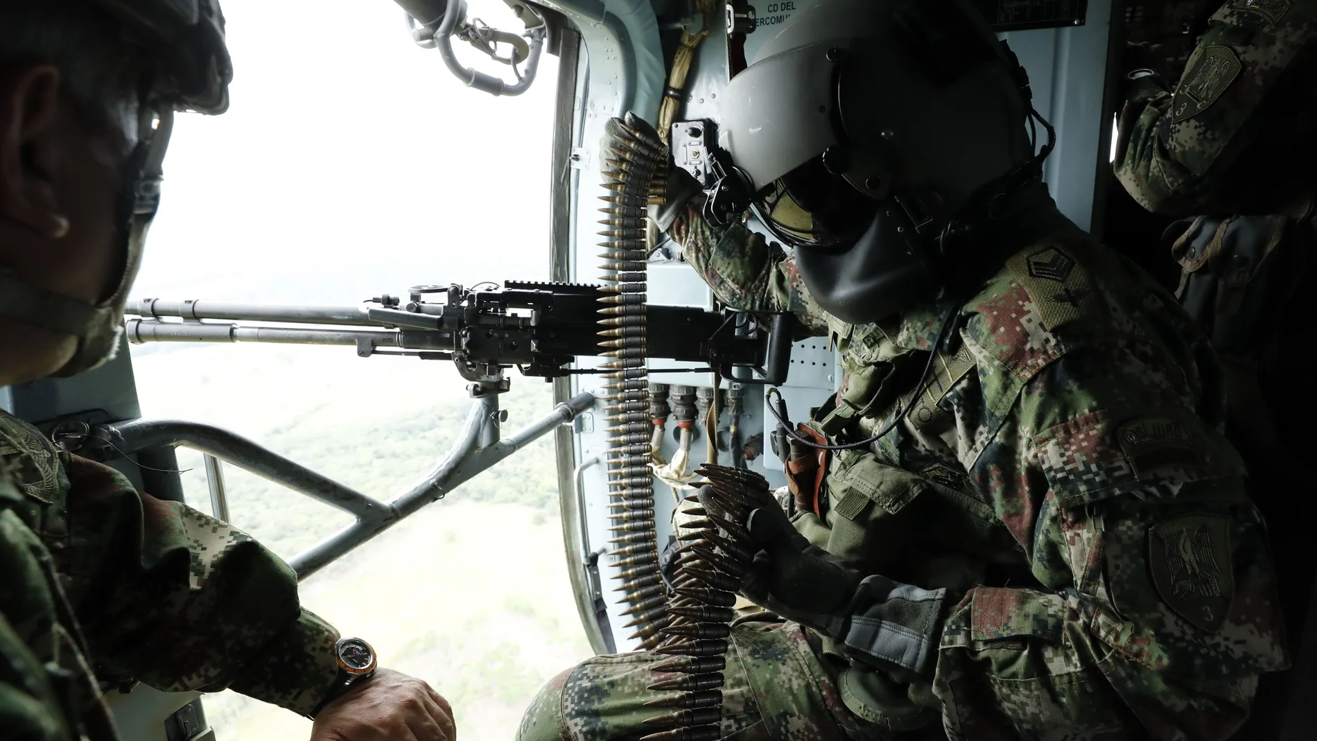 Un soldado sobrevuela en un helicóptero el campamento de las disidencias de las Fuerzas Armadas Revolucionarias de Colombia (FARC)