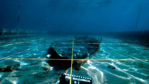 Imagen del barco fenicio Mazarrón II, en el fondo de las aguas de Murcia