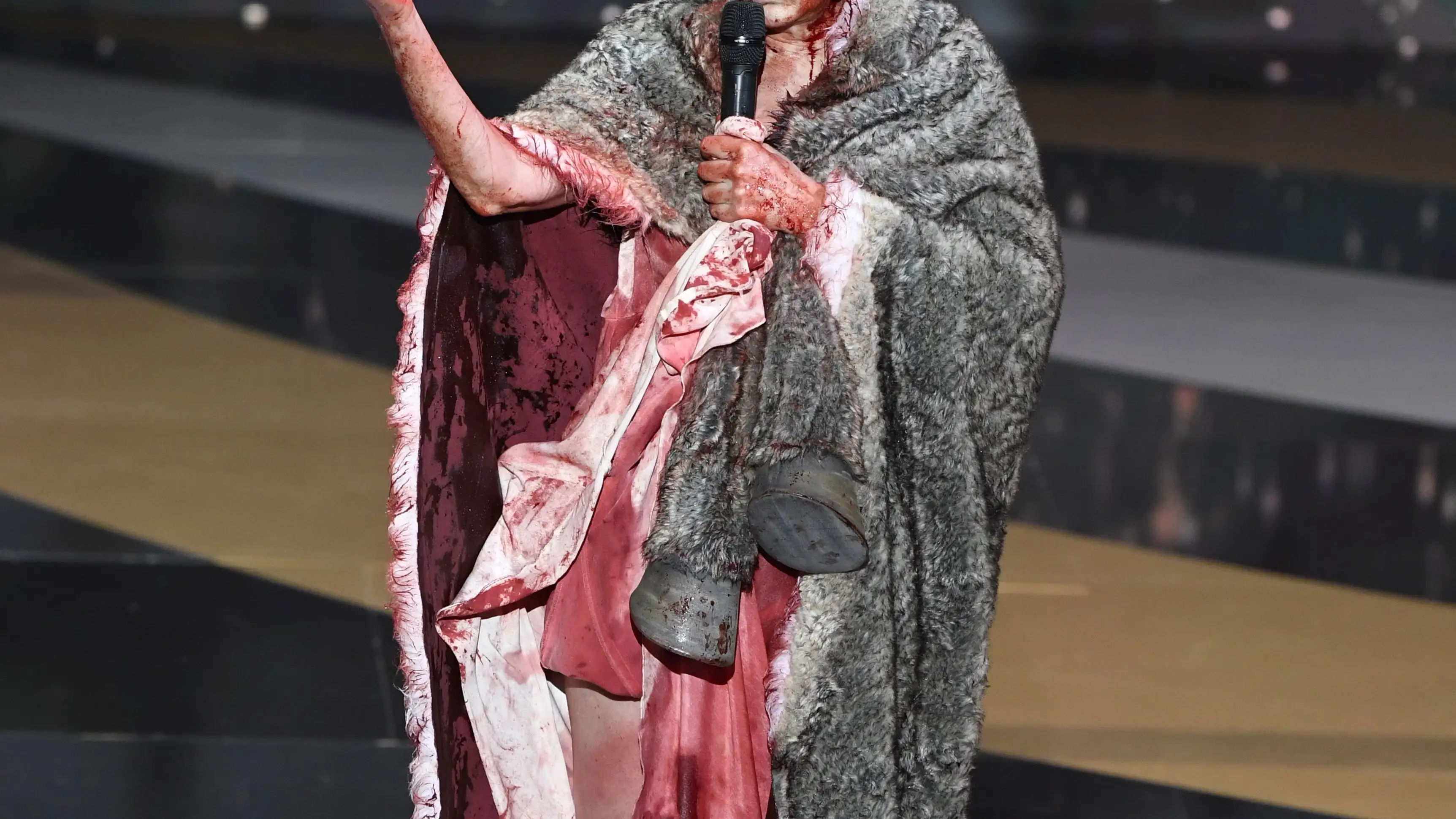 Con un disfraz de burro ensangrentado, Corinne Masiero entregó el premio a mejor vestuario