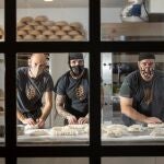 Un equipo de emprendedores ha logrado que los transeúntes de la plaza del Mediterráneo, en pleno centro de Castelló, se paren ante su obrador de pan, un negocio surgido tras el confinamiento, para disfrutar viendo cómo se amasa el pan "de verdad", el tradicional, y se trabaja a mano para dotarlo de "alma".