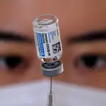 Una sanitaria de Los Angeles prepara una vacuna de Johnson &amp; Johnson