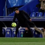 El entrenador del Atlético de Madrid, Diego Simeone, durante el partido ante el Getafe en el Coliseo Alfonso Pérez