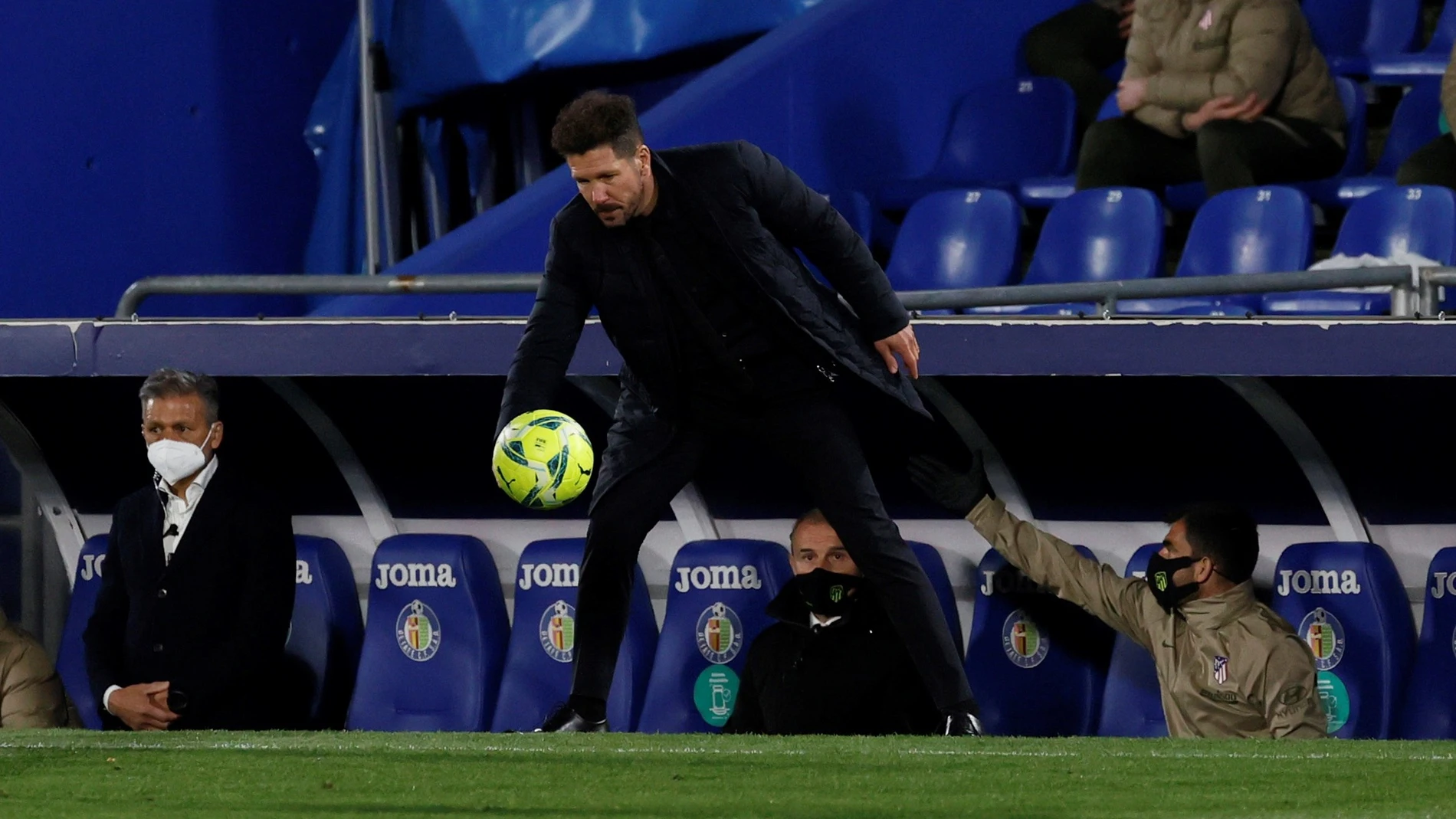 El entrenador del Atlético de Madrid, Diego Simeone, durante el partido ante el Getafe en el Coliseo Alfonso Pérez