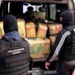 Imagen facilitada por la Guardia Civil de la operación en la que ha desmantelado una organización dedicada al tráfico internacional de hachís