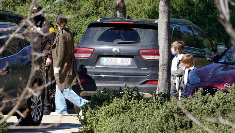 Sara Carbonero junto a sus hijos tras confirmar su separación de Iker Casillas, en Madrid (España) a 13 de marzo de 2021.