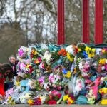 Una mujer pone flores en el memorial en Clapham Common Bandstand en homenaje a Sarah Everard