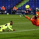 Una de las ocasiones que Soria le paró a Dembélé en el Getafe - Atlético