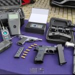 Armas y aparatos de transmisión incautados por la Policía