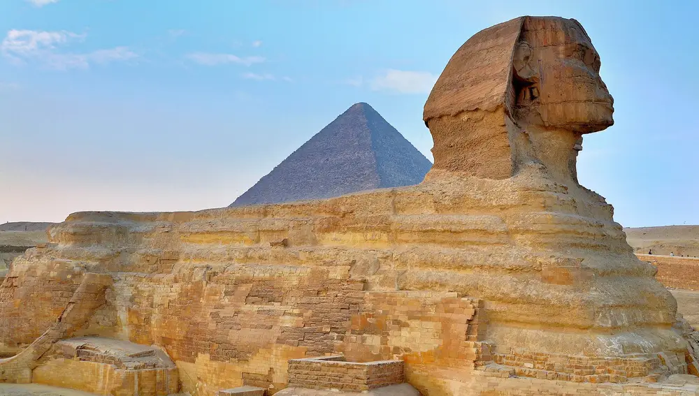 Gran Esfinge de Guiza. Tras ella puede apreciarse la pirámide de Keops.