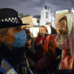 Un agente de policía con una manifestante en Londres, durante la vigilia por la muerte de Sarah Everard