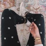 Natalia Coll con pantalones vaqueros de margaritas de Stradivarius.