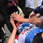 Van Der Poel se cae tras ganar la quinta etapa de la Tirreno Adriatico