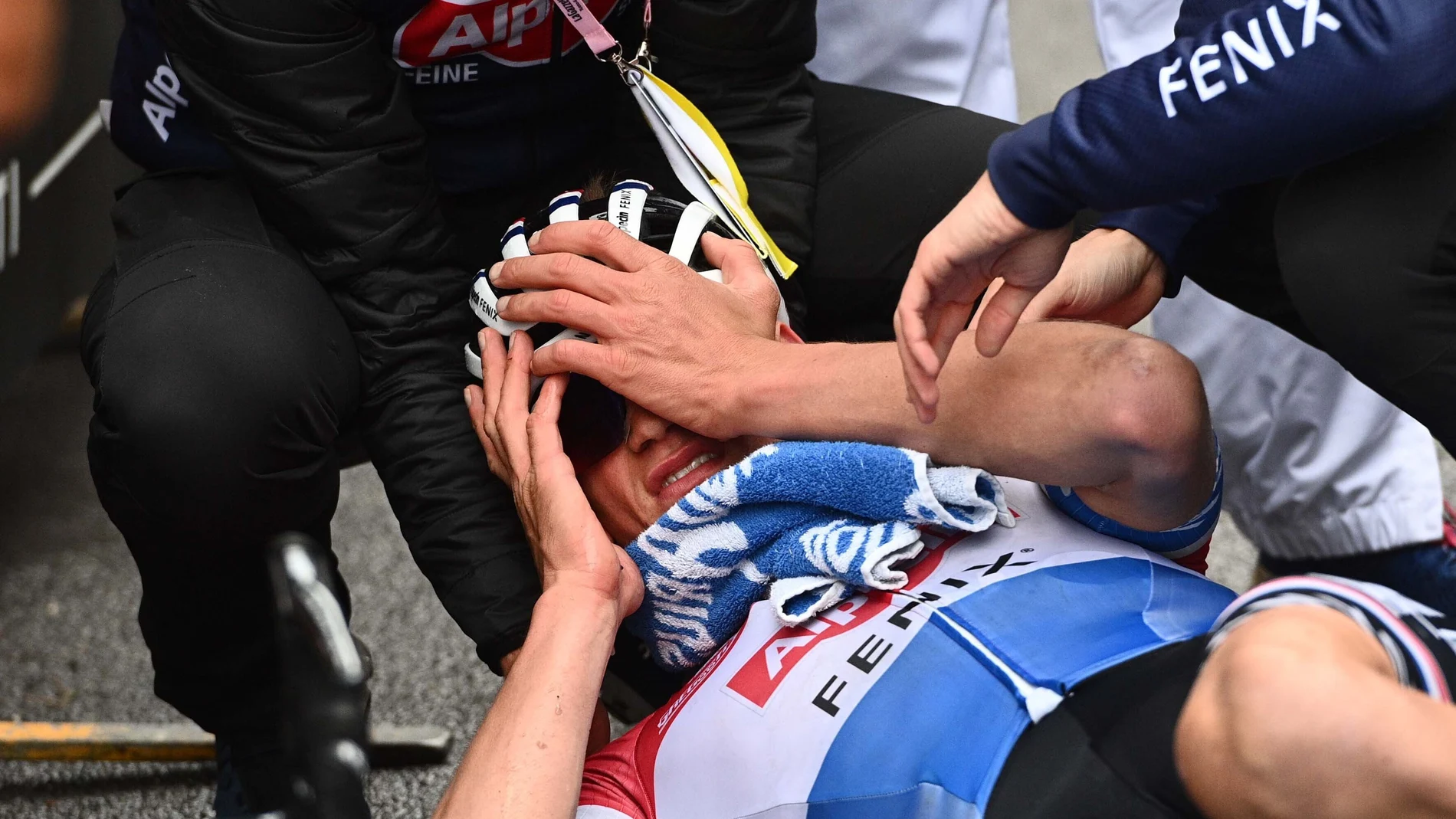 Van Der Poel se cae tras ganar la quinta etapa de la Tirreno Adriatico