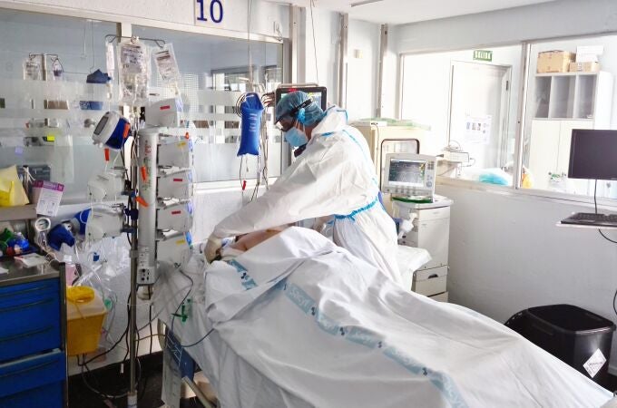 UCI en el hospital de Salamanca, donde han fallecido en el último día cuatro personas por coronavirus