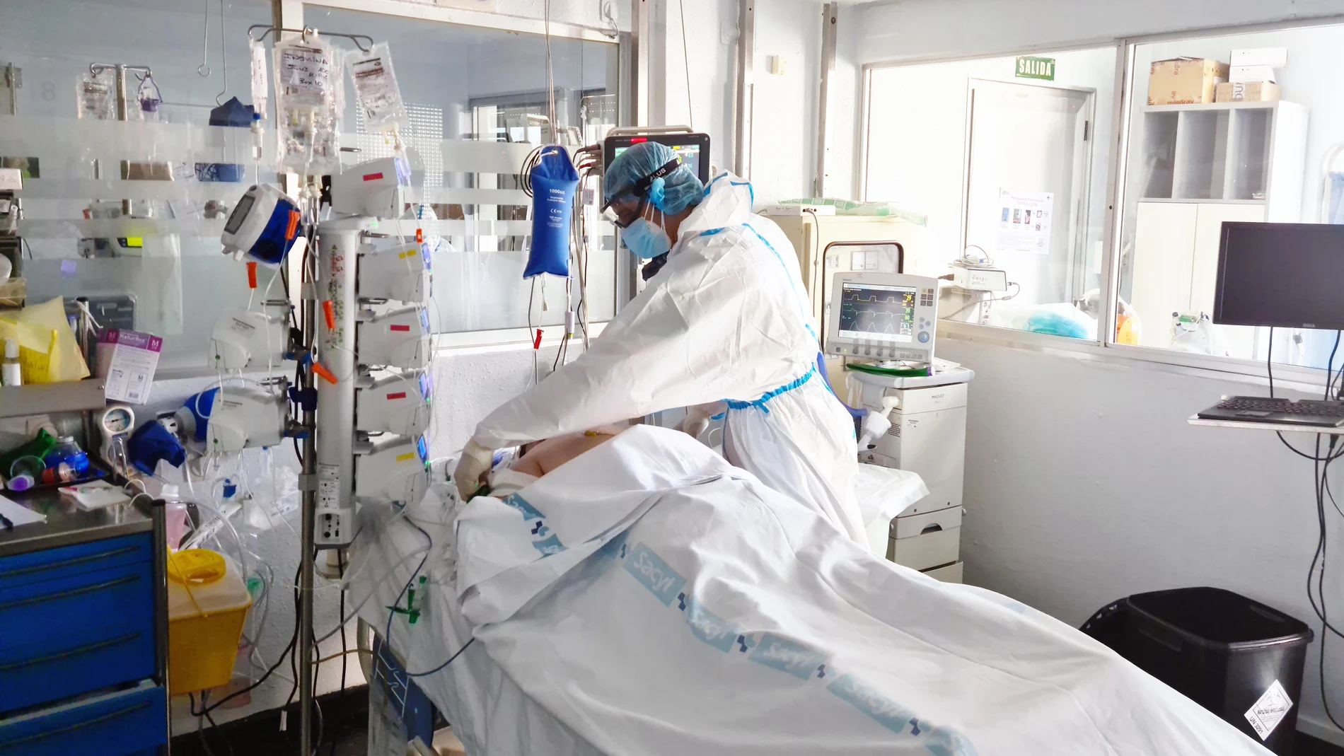 UCI en el hospital de Salamanca, donde han fallecido en el último día cuatro personas por coronavirus