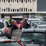 Filas de vehículos esta tarde en la unidad autocovid del Hospital Universitario Central de Asturias (HUCA)