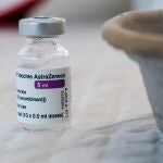 Vista de un vial de la vacuna de AstraZenec