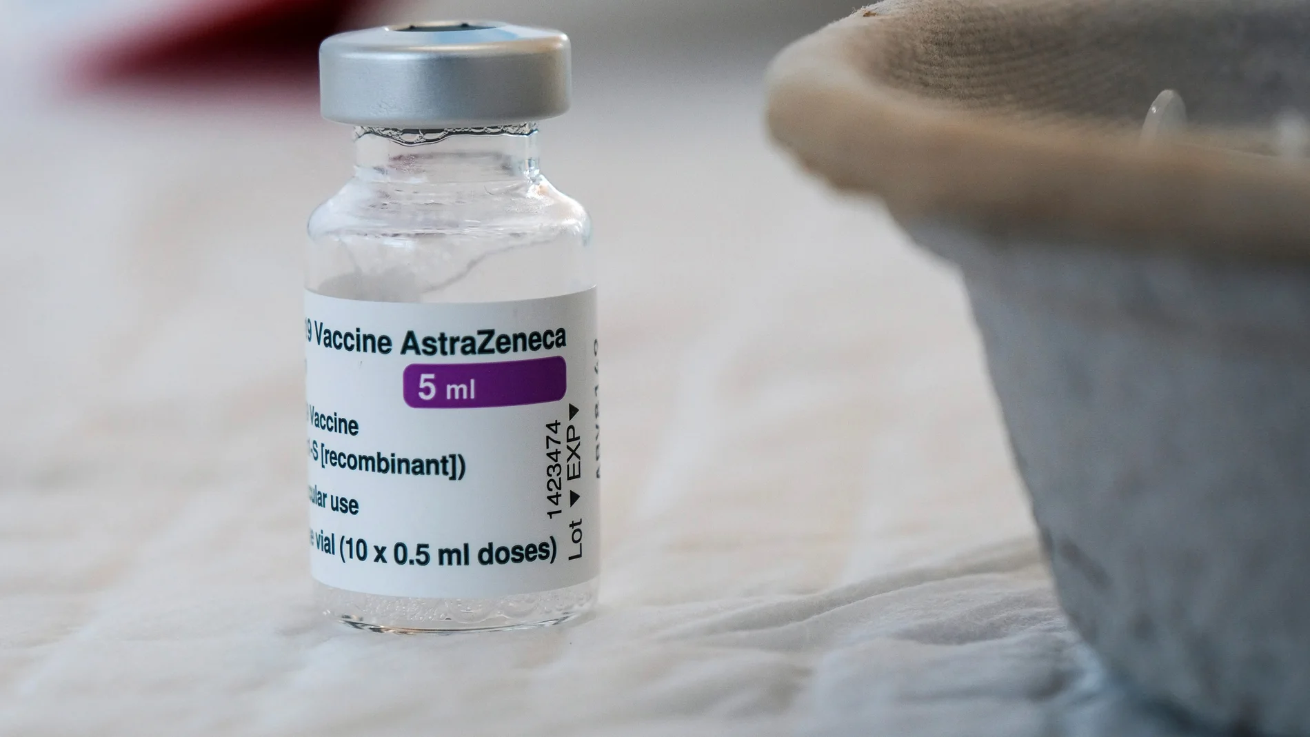 Vista de un vial de la vacuna de AstraZenec