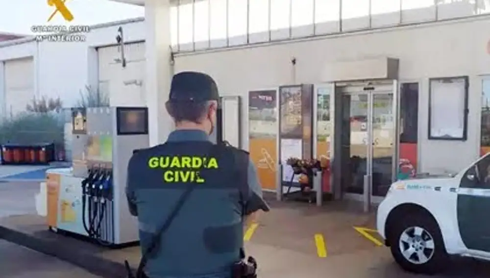 Efectivo de la Guardia Civil en la gasolinera atracada