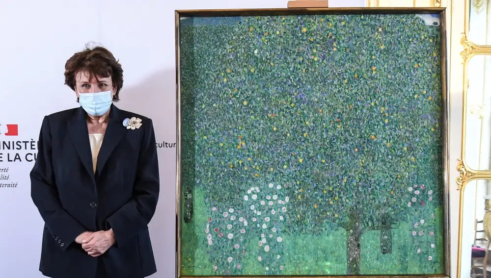 Roselyne Bachelot junto a &quot;Rosales debajo de los árboles&quot;, pintura de Gustav Klimt