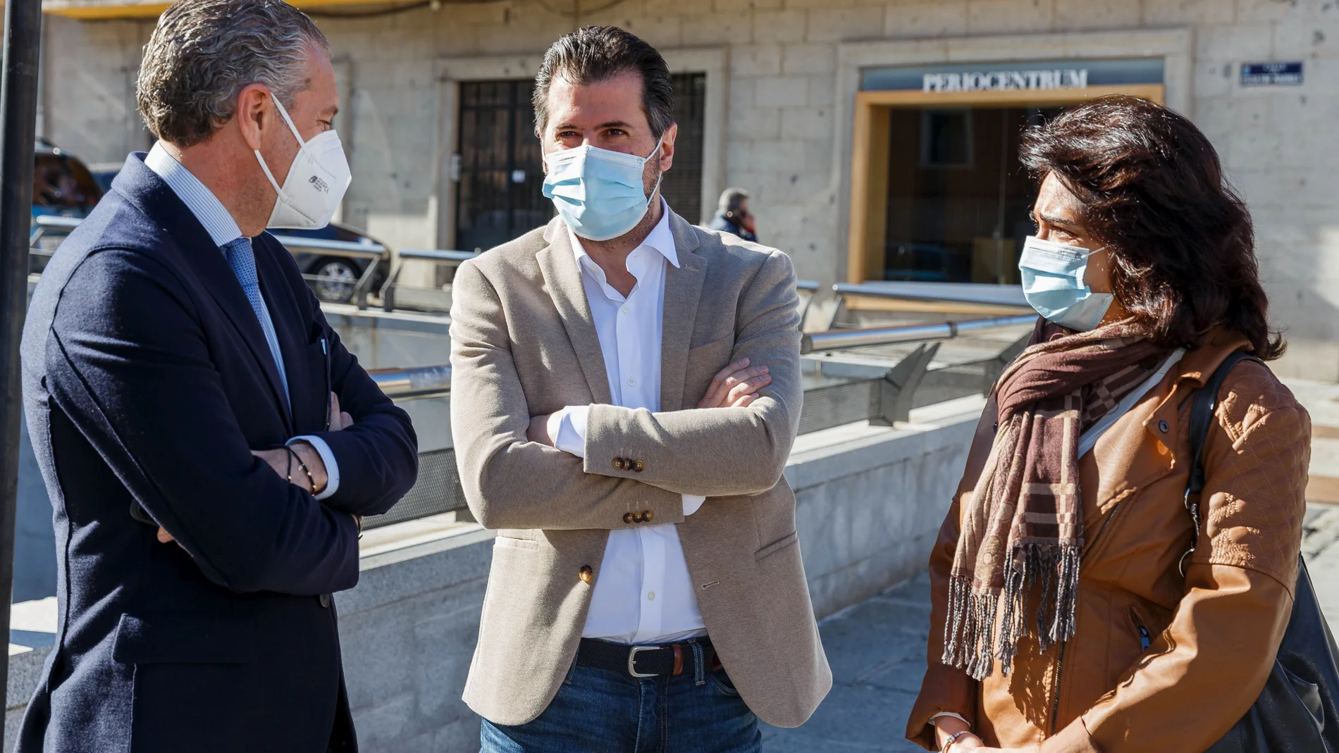 El secretario general del PSOECyL, Luis Tudanca (C); a su llegada a Segovia, acompañado por el presidente de la FES, Andrés Ortega (I); y la procuradora, Alicia Palomo