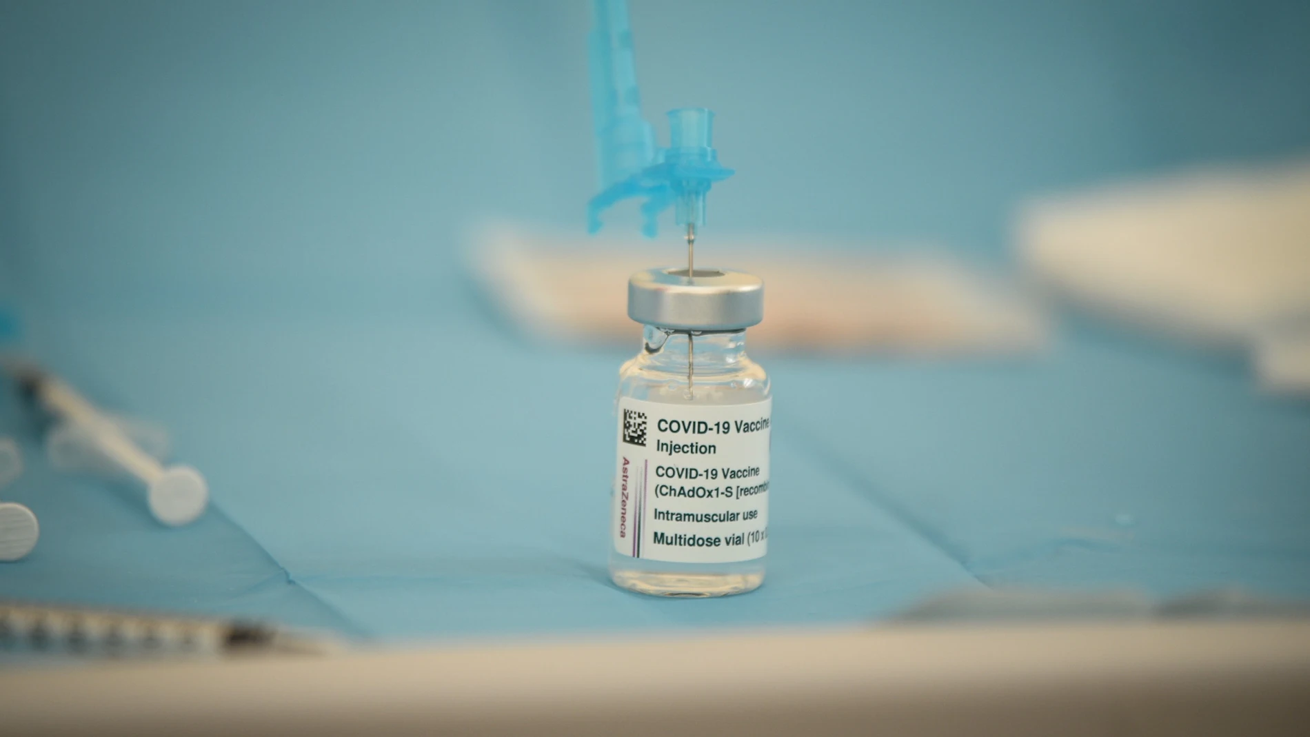 Un vial con la vacuna de AstraZeneca contra la Covid-19 en el Hospital de campaña de La Fe, en Valencia