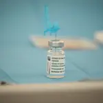 Un vial con la vacuna de AstraZeneca contra la Covid-19 en el Hospital de campaña de La Fe, en Valencia