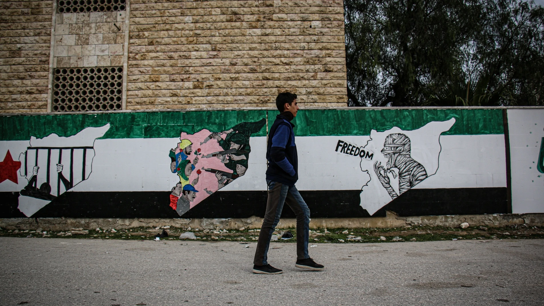 Un joven pasea ante un ural en Idlib14/03/2021