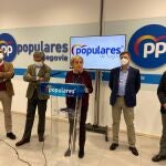 La presidenta del PP de Segovia y senadora, Paloma Sanz, atiende a la prensa