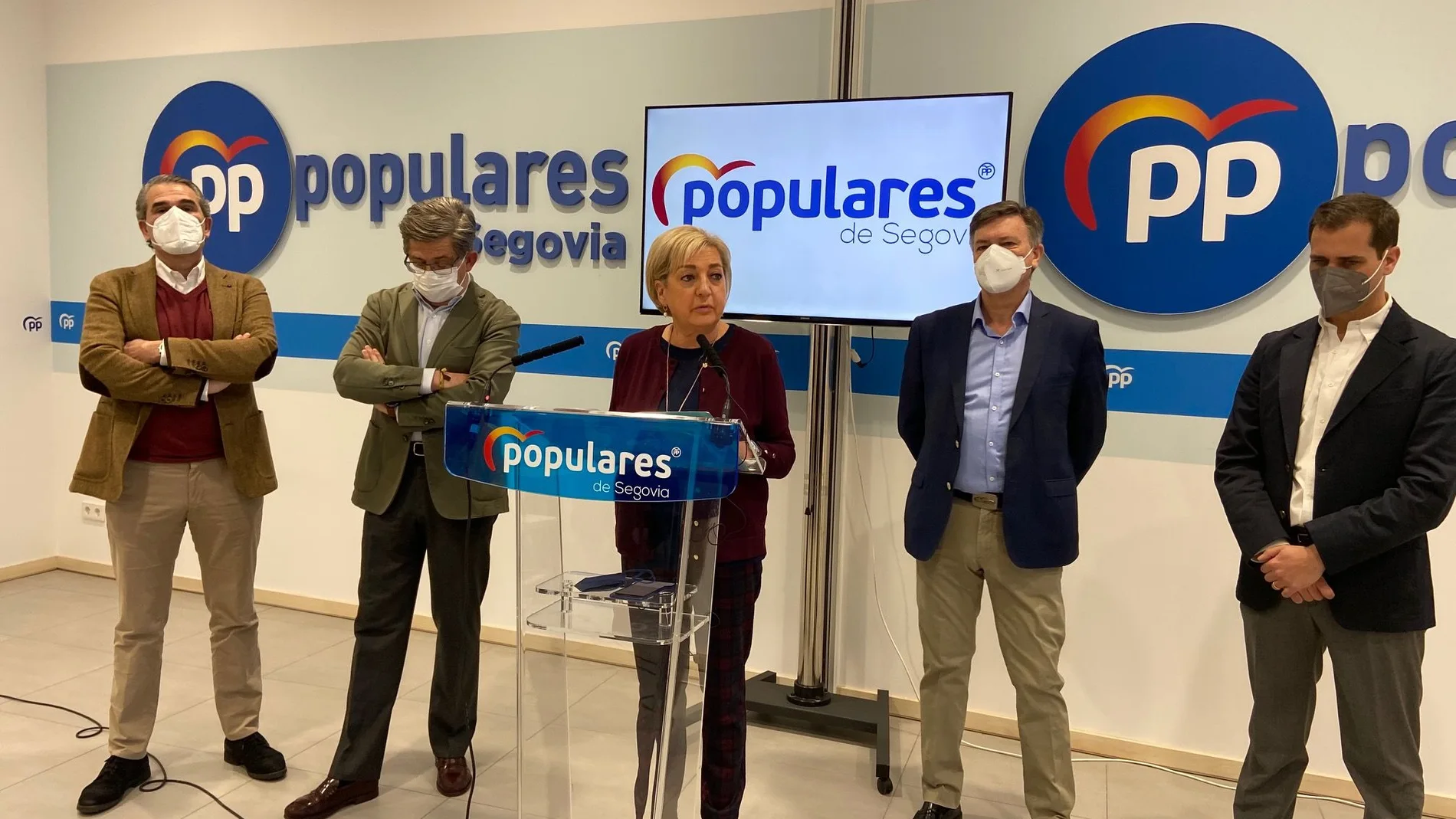 La presidenta del PP de Segovia y senadora, Paloma Sanz, atiende a la prensa