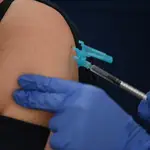 Una mujer recibe la primera dosis de la vacuna contra la Covid-19 en el Hospital de campaña de La Fe, en Valencia, Comunidad Valenciana