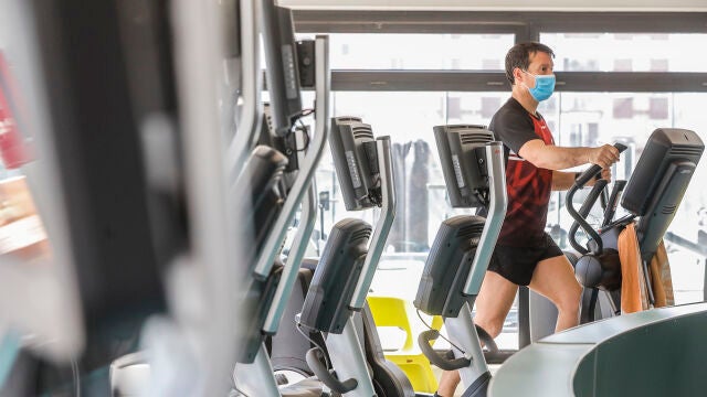 Un hombre realiza deporte en las instalaciones de un gimnasio