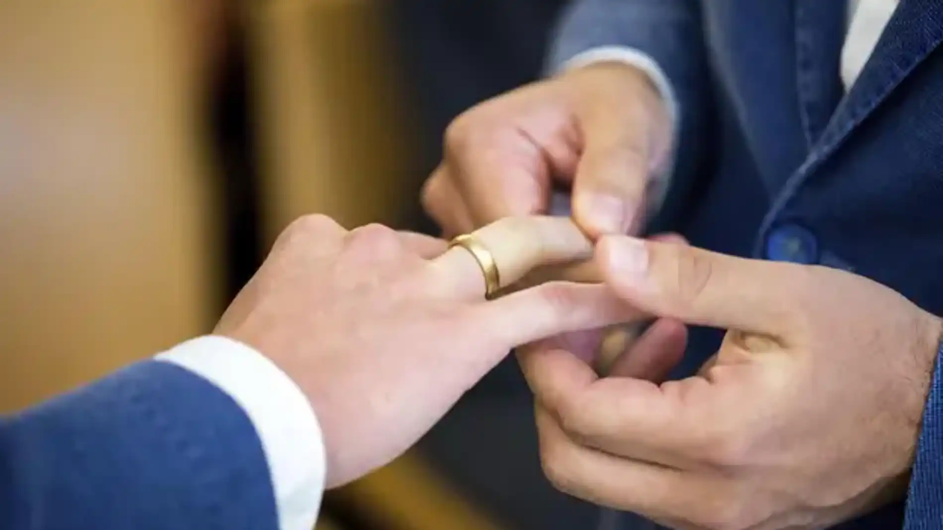 Dos hombres se casan en la oficina del registro civil de Múnich