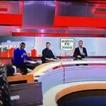 Momento en el que un televisor aplasta al periodista colombiano
