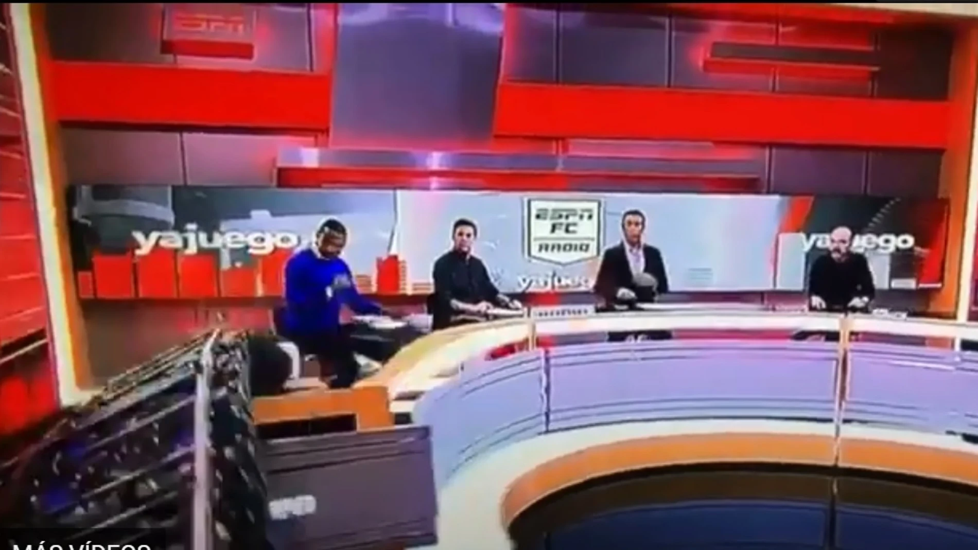 Momento en el que un televisor aplasta al periodista colombiano