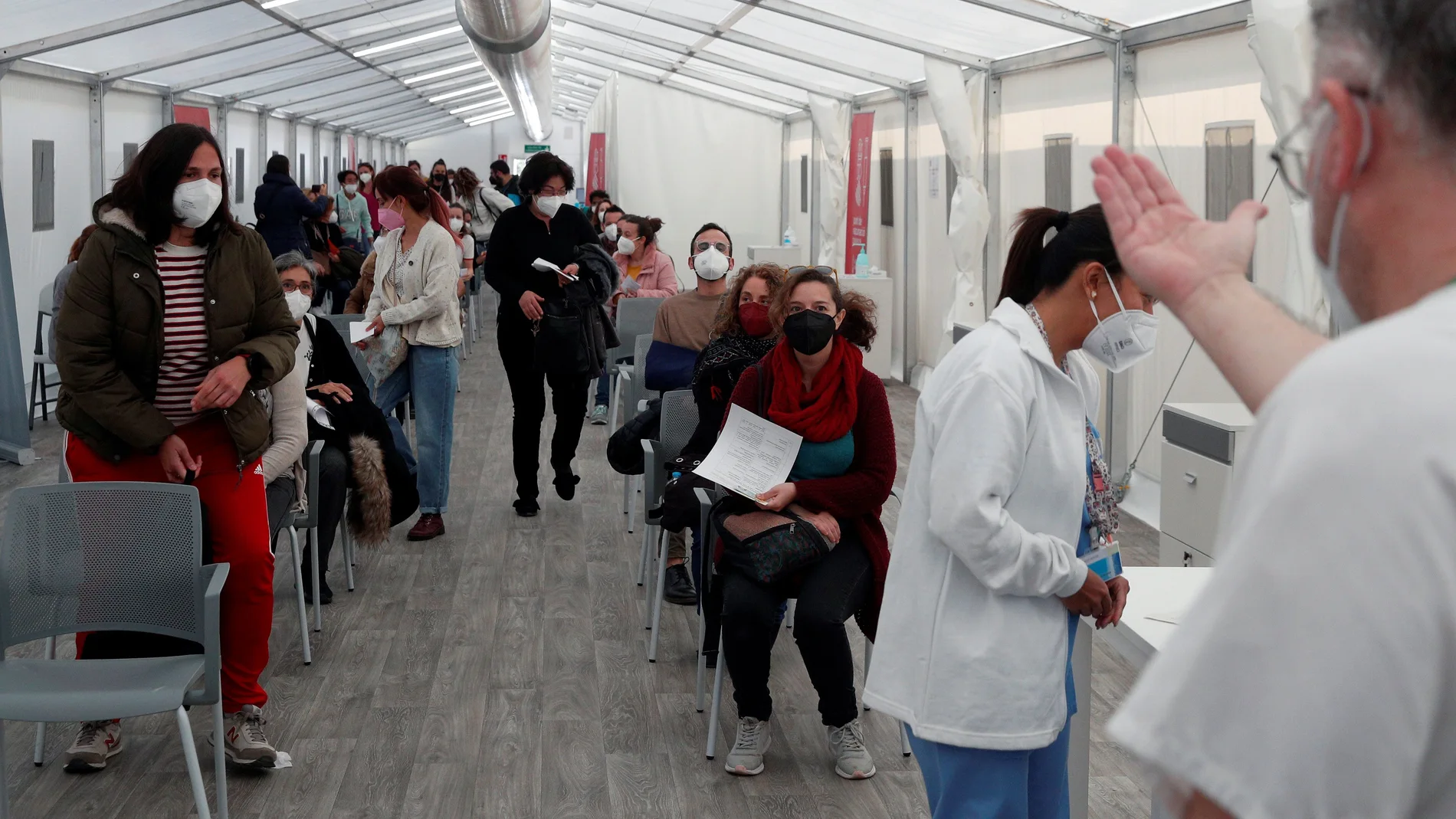El personal de la comunidad educativa valenciana de entre 18 y 55 años comienza a vacunarse con las dosis de AstraZeneca en el primer ensayo general de vacunación masiva en la Comunitat, que contempla inocular ese suero anticovid a 116.000 personas a lo largo de seis días de este mes.