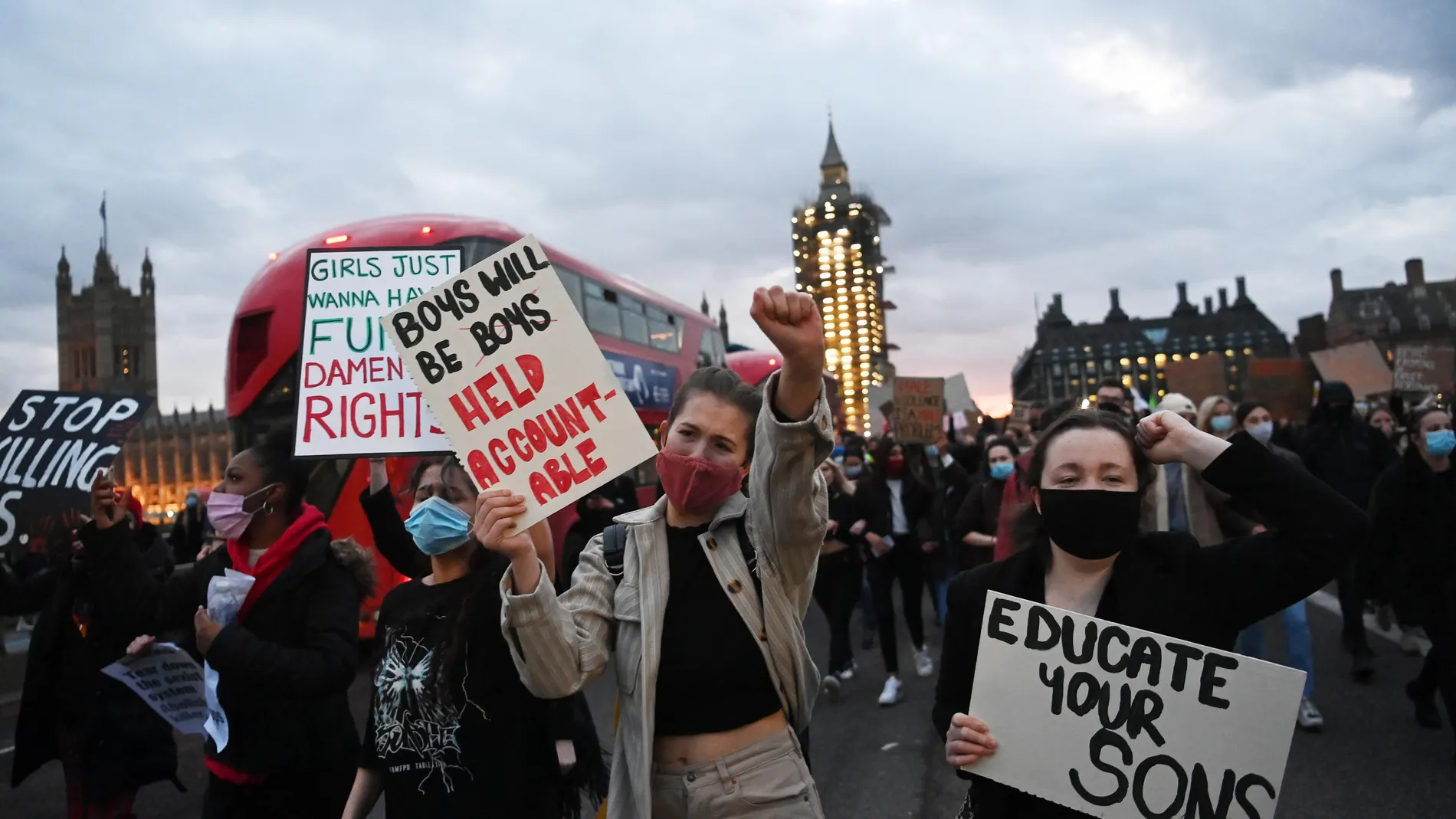 Manifestantes fuera del Parlamento británico protestan por la muerte de Sarah Everard en Londres