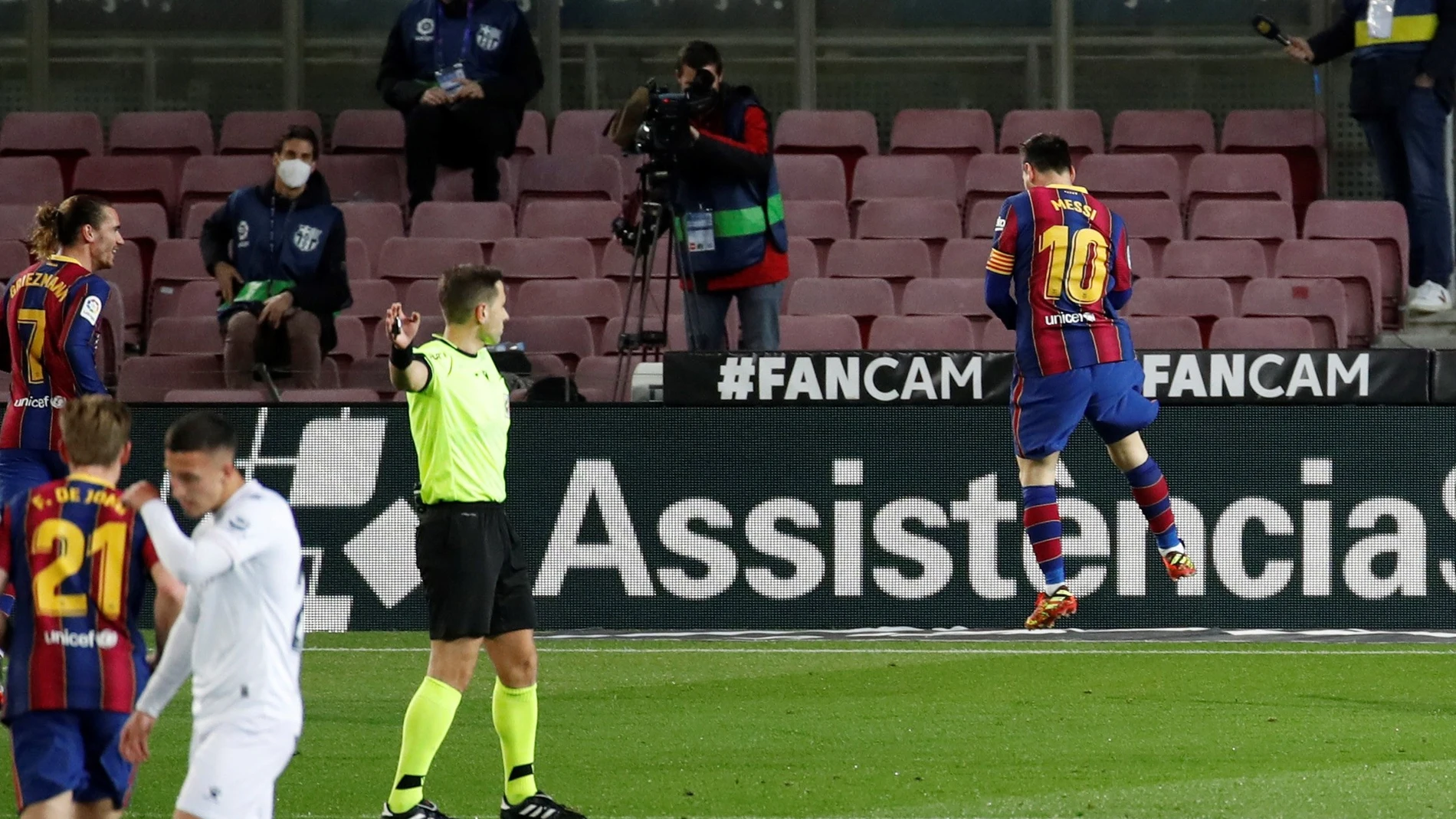 Messi celebra uno de los dos goles que marcó al Huesca